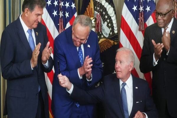 Biden_holds